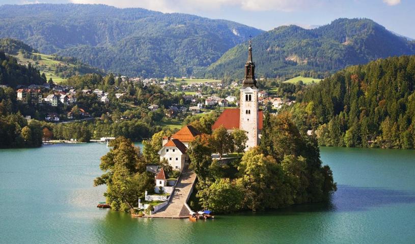 Αν δεν γνωρίζετε τη λίμνη Bled στη Σλοβενία, ήρθε ο καιρός να την μάθετε γιατί είναι πανέμορφη!