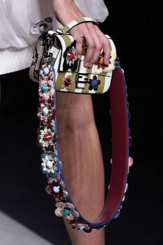 Δες τις νέες τάσεις στα αξεσουάρ που δεν πρέπει να λείπουν από τη γκαρνταρόμπα σου