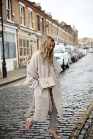 Μικρά μυστικά για να λανσάρεις ένα μονόχρωμο σύνολο σαν σωστό fashion girl