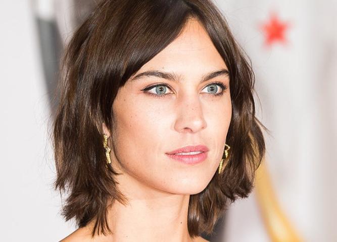 Curtain bangs: Η τάση στις αφέλειες που έχει επιστρέψει Curtain bangs: Η τάση στις αφέλειες που έχει επιστρέψει