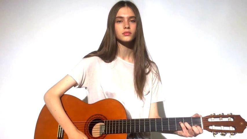 10 πανέμορφα μοντέλα που απέδειξαν πως… το’ χουν και με τη μουσική