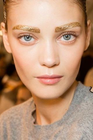 Gold brows: Το trend που θέλει τα φρύδια να λάμπουν Gold brows: Το trend που θέλει τα φρύδια να λάμπουν