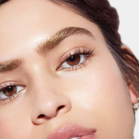 Gold brows: Το trend που θέλει τα φρύδια να λάμπουν Gold brows: Το trend που θέλει τα φρύδια να λάμπουν