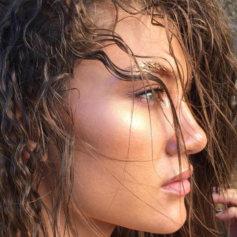 Gold brows: Το trend που θέλει τα φρύδια να λάμπουν Gold brows: Το trend που θέλει τα φρύδια να λάμπουν