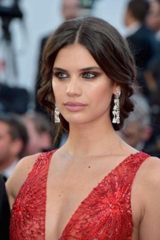 Celeb file: 10 φορές που η Sara Sampaio εντυπωσίασε με το beauty look της Celeb file: 10 φορές που η Sara Sampaio εντυπωσίασε με το beauty look της