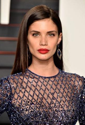 Celeb file: 10 φορές που η Sara Sampaio εντυπωσίασε με το beauty look της Celeb file: 10 φορές που η Sara Sampaio εντυπωσίασε με το beauty look της