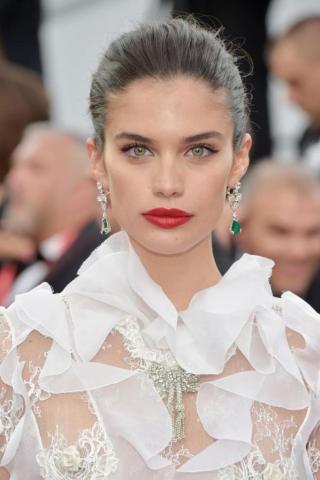 Celeb file: 10 φορές που η Sara Sampaio εντυπωσίασε με το beauty look της Celeb file: 10 φορές που η Sara Sampaio εντυπωσίασε με το beauty look της