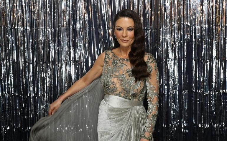 Συγγνώμη, τι έπαθε η Catherine Zeta Jones; 