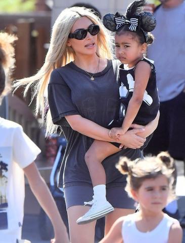 Γενέθλια στη Disneyland για την Kim Kardashian με τα δύο παιδιά της (pics) Γενέθλια στη Disneyland για την Kim Kardashian με τα δύο παιδιά της (pics)
