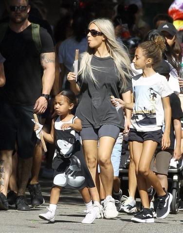 Γενέθλια στη Disneyland για την Kim Kardashian με τα δύο παιδιά της (pics) Γενέθλια στη Disneyland για την Kim Kardashian με τα δύο παιδιά της (pics)