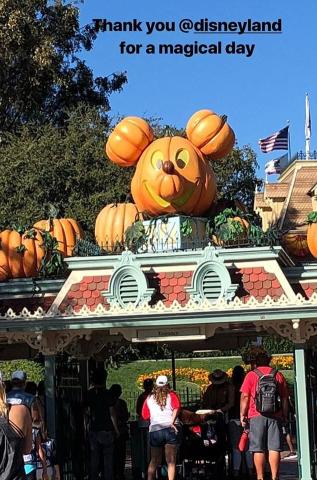 Γενέθλια στη Disneyland για την Kim Kardashian με τα δύο παιδιά της (pics) Γενέθλια στη Disneyland για την Kim Kardashian με τα δύο παιδιά της (pics)