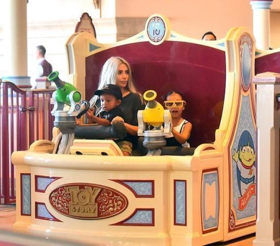 Γενέθλια στη Disneyland για την Kim Kardashian με τα δύο παιδιά της (pics) Γενέθλια στη Disneyland για την Kim Kardashian με τα δύο παιδιά της (pics)