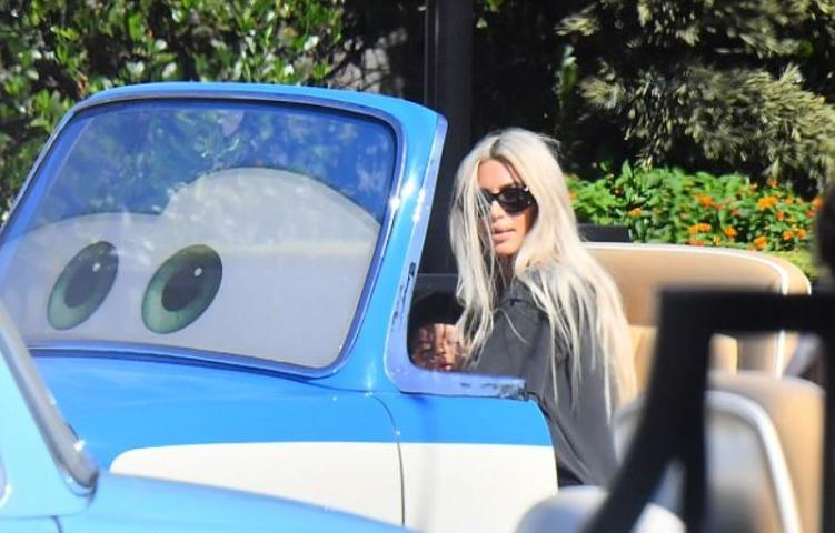 Γενέθλια στη Disneyland για την Kim Kardashian με τα δύο παιδιά της (pics) Γενέθλια στη Disneyland για την Kim Kardashian με τα δύο παιδιά της (pics)