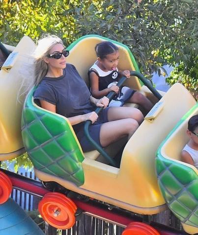 Γενέθλια στη Disneyland για την Kim Kardashian με τα δύο παιδιά της (pics) Γενέθλια στη Disneyland για την Kim Kardashian με τα δύο παιδιά της (pics)