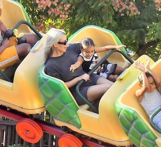 Γενέθλια στη Disneyland για την Kim Kardashian με τα δύο παιδιά της (pics) Γενέθλια στη Disneyland για την Kim Kardashian με τα δύο παιδιά της (pics)