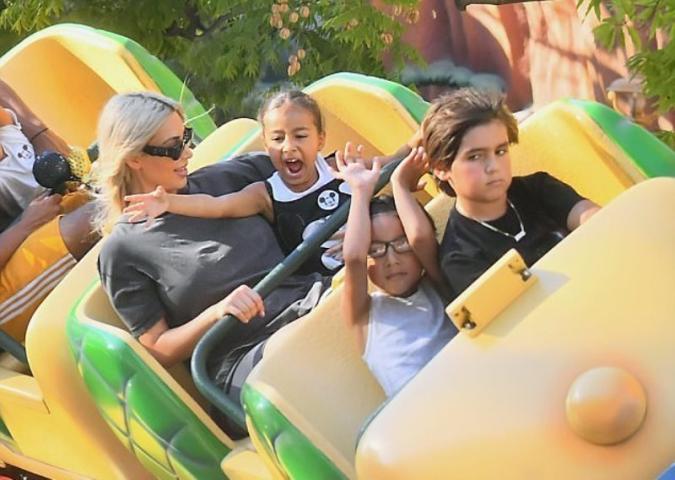 Γενέθλια στη Disneyland για την Kim Kardashian με τα δύο παιδιά της (pics) Γενέθλια στη Disneyland για την Kim Kardashian με τα δύο παιδιά της (pics)