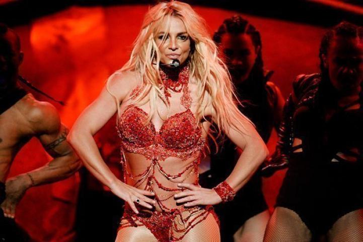 10 celebrities που δείχνουν πολύ νεότερες από την πραγματική τους ηλικία 10 celebrities που δείχνουν πολύ νεότερες από την πραγματική τους ηλικία