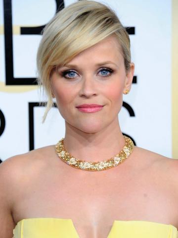 10 celebrities που δείχνουν πολύ νεότερες από την πραγματική τους ηλικία 10 celebrities που δείχνουν πολύ νεότερες από την πραγματική τους ηλικία