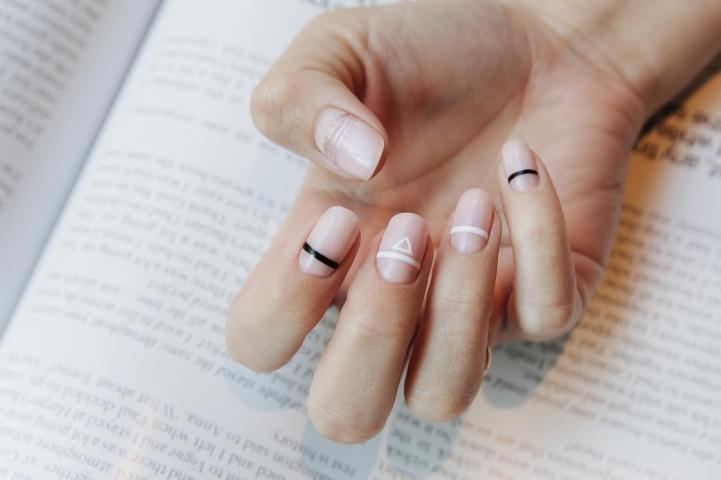 Τα πιο κομψά σχέδια για το μανικιούρ σου που θα σε κάνουν να ξανασκεφτείς το nail art Τα πιο κομψά σχέδια για το μανικιούρ σου που θα σε κάνουν να ξανασκεφτείς το nail art