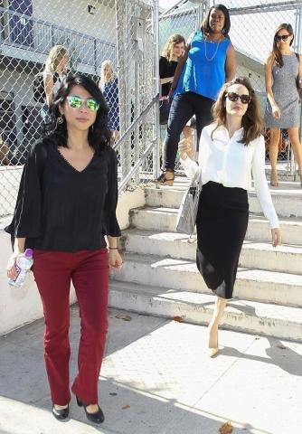 Angelina, το look σου μας αρέσει, που έχεις μείνει 30 κιλά δεν μας αρέσει...