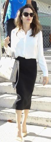 Angelina, το look σου μας αρέσει, που έχεις μείνει 30 κιλά δεν μας αρέσει...