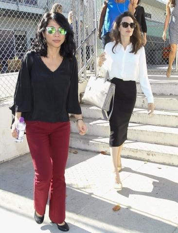 Angelina, το look σου μας αρέσει, που έχεις μείνει 30 κιλά δεν μας αρέσει...