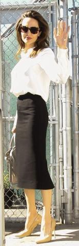 Angelina, το look σου μας αρέσει, που έχεις μείνει 30 κιλά δεν μας αρέσει...