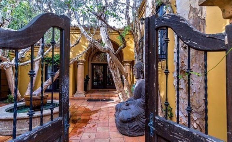 Νέα έπαυλη αξίας 8,55 εκατ. δολαρίων για την Kendall Jenner στο Beverly Hills Νέα έπαυλη αξίας 8,55 εκατ. δολαρίων για την Kendall Jenner στο Beverly Hills