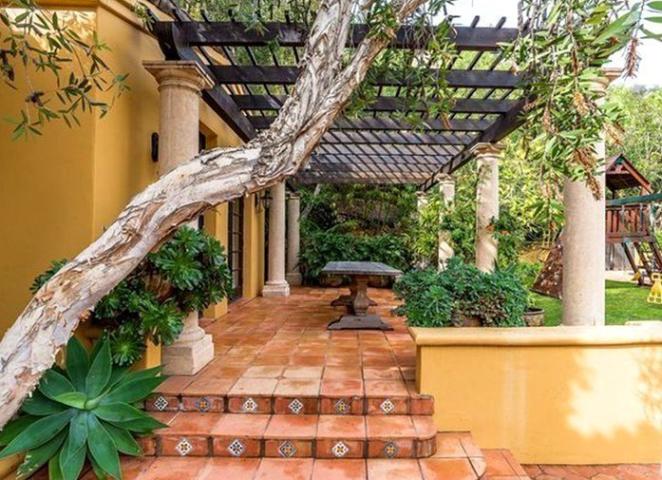 Νέα έπαυλη αξίας 8,55 εκατ. δολαρίων για την Kendall Jenner στο Beverly Hills Νέα έπαυλη αξίας 8,55 εκατ. δολαρίων για την Kendall Jenner στο Beverly Hills