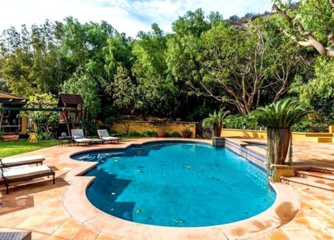 Νέα έπαυλη αξίας 8,55 εκατ. δολαρίων για την Kendall Jenner στο Beverly Hills Νέα έπαυλη αξίας 8,55 εκατ. δολαρίων για την Kendall Jenner στο Beverly Hills