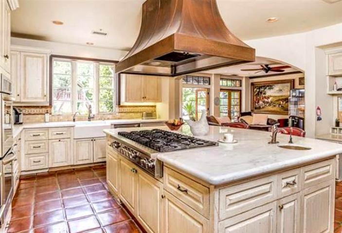 Νέα έπαυλη αξίας 8,55 εκατ. δολαρίων για την Kendall Jenner στο Beverly Hills Νέα έπαυλη αξίας 8,55 εκατ. δολαρίων για την Kendall Jenner στο Beverly Hills