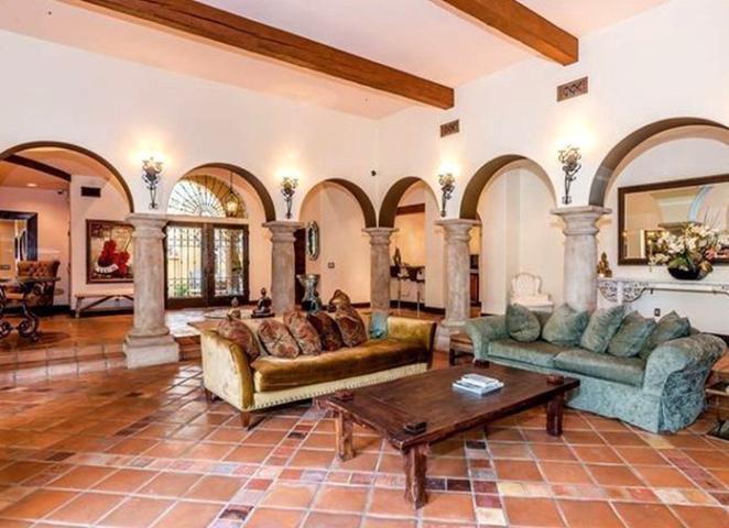 Νέα έπαυλη αξίας 8,55 εκατ. δολαρίων για την Kendall Jenner στο Beverly Hills Νέα έπαυλη αξίας 8,55 εκατ. δολαρίων για την Kendall Jenner στο Beverly Hills