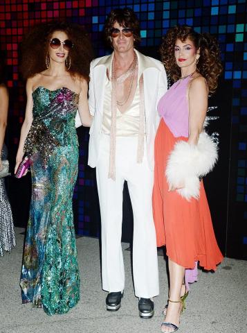 Η μεταμφίεση της Amal Clooney σε κορίτσι της disco σε κάνει να χειροκροτείς Η μεταμφίεση της Amal Clooney σε κορίτσι της disco σε κάνει να χειροκροτείς