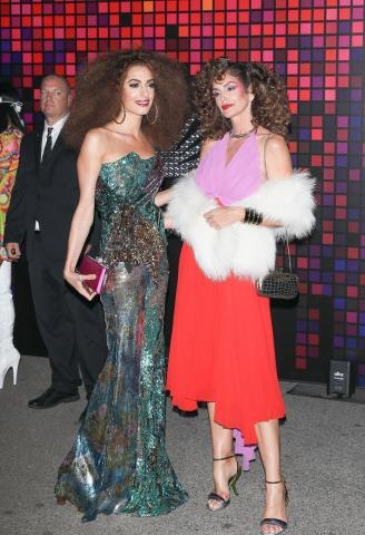 Η μεταμφίεση της Amal Clooney σε κορίτσι της disco σε κάνει να χειροκροτείς Η μεταμφίεση της Amal Clooney σε κορίτσι της disco σε κάνει να χειροκροτείς