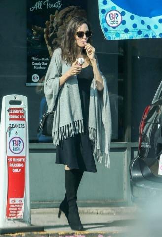 Κι όμως, η Angelina Jolie τρώει και παγωτό στα κέφια Κι όμως, η Angelina Jolie τρώει και παγωτό στα κέφια