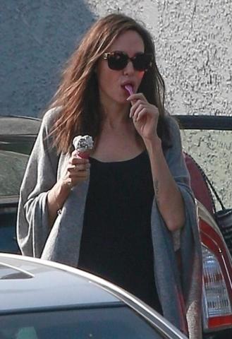 Κι όμως, η Angelina Jolie τρώει και παγωτό στα κέφια Κι όμως, η Angelina Jolie τρώει και παγωτό στα κέφια