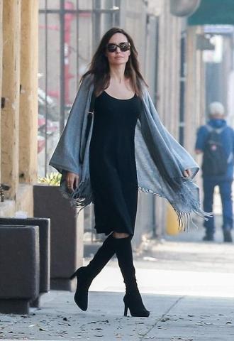 Κι όμως, η Angelina Jolie τρώει και παγωτό στα κέφια Κι όμως, η Angelina Jolie τρώει και παγωτό στα κέφια