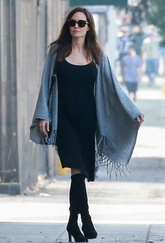 Κι όμως, η Angelina Jolie τρώει και παγωτό στα κέφια Κι όμως, η Angelina Jolie τρώει και παγωτό στα κέφια