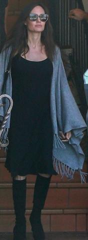 Κι όμως, η Angelina Jolie τρώει και παγωτό στα κέφια Κι όμως, η Angelina Jolie τρώει και παγωτό στα κέφια