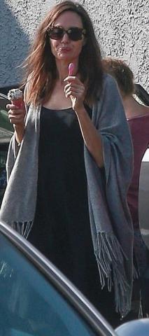 Κι όμως, η Angelina Jolie τρώει και παγωτό στα κέφια Κι όμως, η Angelina Jolie τρώει και παγωτό στα κέφια