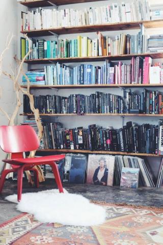 Μια ανατρεπτική βιβλιοθήκη αποκτά μοναδικό χαρακτήρα και διακοσμεί το χώρο Μια ανατρεπτική βιβλιοθήκη αποκτά μοναδικό χαρακτήρα και διακοσμεί το χώρο