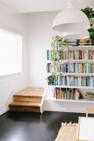 Μια ανατρεπτική βιβλιοθήκη αποκτά μοναδικό χαρακτήρα και διακοσμεί το χώρο Μια ανατρεπτική βιβλιοθήκη αποκτά μοναδικό χαρακτήρα και διακοσμεί το χώρο