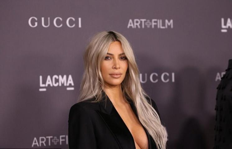 Missing something? Η Kim Kardashian ξέχασε να φορέσει μπλούζα, α! Και σουτιέν Missing something? Η Kim Kardashian ξέχασε να φορέσει μπλούζα, α! Και σουτιέν