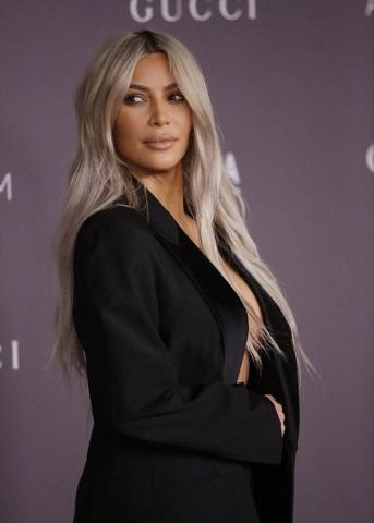 Missing something? Η Kim Kardashian ξέχασε να φορέσει μπλούζα, α! Και σουτιέν Missing something? Η Kim Kardashian ξέχασε να φορέσει μπλούζα, α! Και σουτιέν