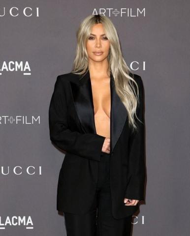 Missing something? Η Kim Kardashian ξέχασε να φορέσει μπλούζα, α! Και σουτιέν Missing something? Η Kim Kardashian ξέχασε να φορέσει μπλούζα, α! Και σουτιέν