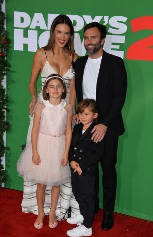 Η Alessandra Ambrosio μαζί με όλη της την οικογένεια σε πρεμιέρα Η Alessandra Ambrosio μαζί με όλη της την οικογένεια σε πρεμιέρα