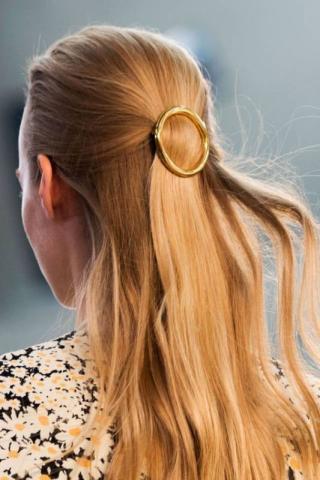 Accessorized hair: Ιδέες για ένα simple & chic χτενίσματα Accessorized hair: Ιδέες για ένα simple & chic χτενίσματα