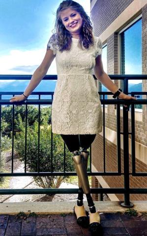 Μάθημα ζωής: Η δημοφιλέστερη γυναίκα στο Tinder στηρίζεται σε τεχνητά μέλη