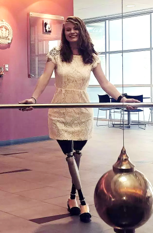 Μάθημα ζωής: Η δημοφιλέστερη γυναίκα στο Tinder στηρίζεται σε τεχνητά μέλη