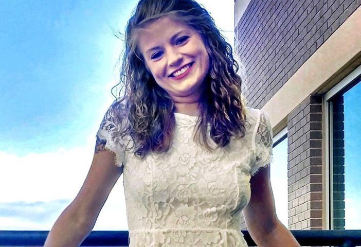 Μάθημα ζωής: Η δημοφιλέστερη γυναίκα στο Tinder στηρίζεται σε τεχνητά μέλη